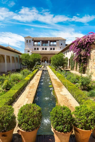 Patio de la Acequia, a szökőkút és a kert — Stock Fotó