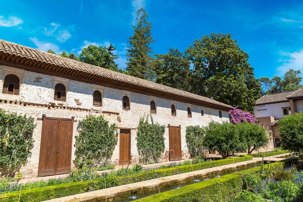 Patio de la Acequia, a szökőkút és a kert — Stock Fotó