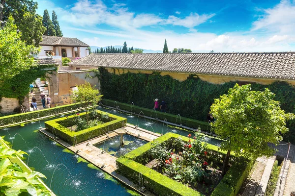 Jardín y fuentes en el palacio de la Alhambra — Foto de Stock