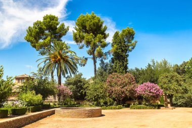Alhambra Sarayı bahçesinde