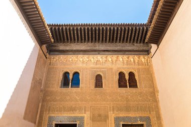 Alhambra Sarayı olarak dekore edilmiş cephe
