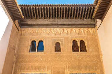 Alhambra Sarayı olarak dekore edilmiş cephe