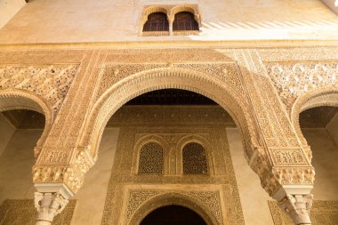 Alhambra Sarayı olarak dekore edilmiş cephe