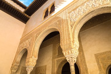 Alhambra Sarayı olarak dekore edilmiş cephe