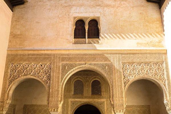 Versierde gevel in Alhambra Paleis — Stockfoto