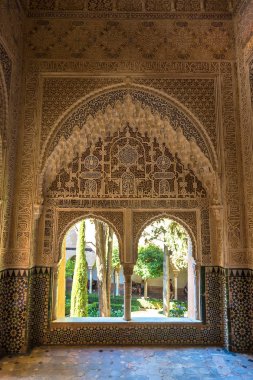 Alhambra Sarayı olarak dekore edilmiş cephe