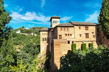 Alhambra Sarayı bahçesinde 