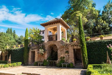 Alhambra Sarayı bahçesinde 