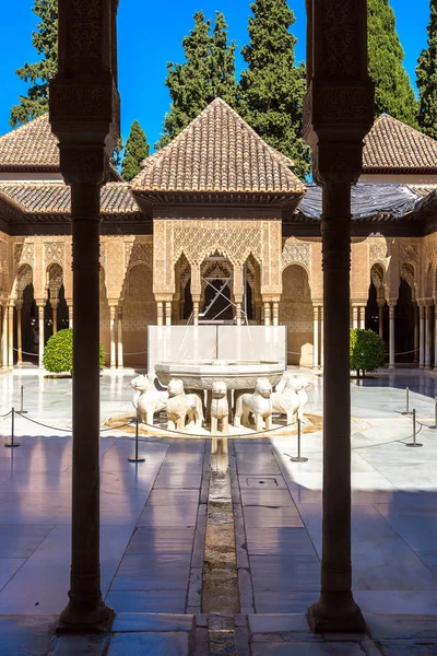 Δικαστήριο των Λεόντων και Alhambra palace — Φωτογραφία Αρχείου