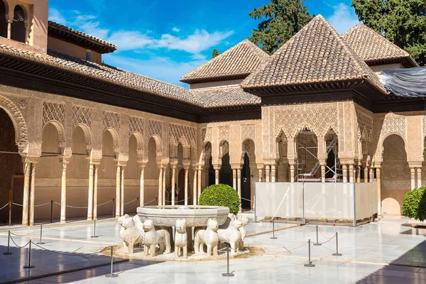 Court of Lions and Alhambra palace — Stock Photo, Image