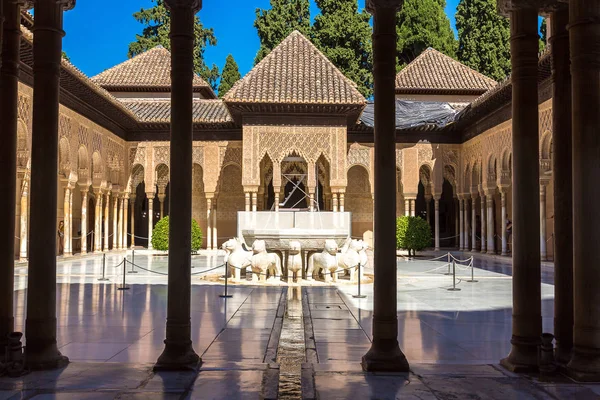 Corte de Leones y Palacio de la Alhambra — Foto de Stock