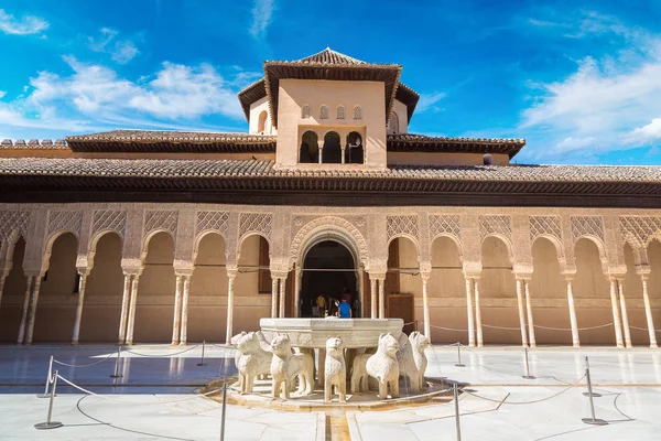 Суд левів і Alhambra palace — стокове фото