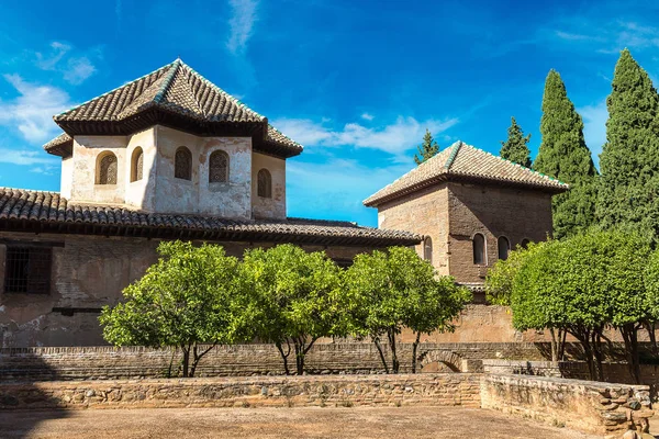 Alhambra Sarayı bahçesinde — Stok fotoğraf