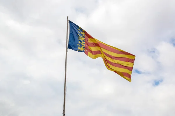 Flagga av Valencia mot himlen — Stockfoto