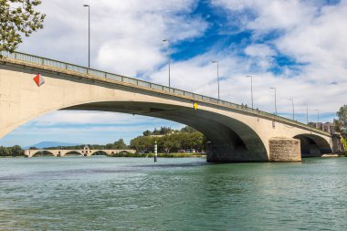 Modern köprü ve Saint Benezet Köprüsü