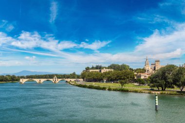 Saint Benezet köprü ve Papalar Sarayı