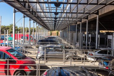 Otoyol istasyonu geçen arabalar