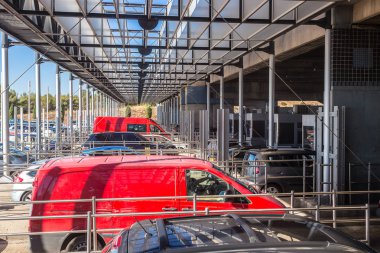 Otoyol istasyonu geçen arabalar