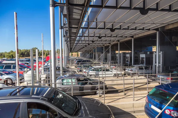 Carros que passam pela estação de pedágio — Fotografia de Stock