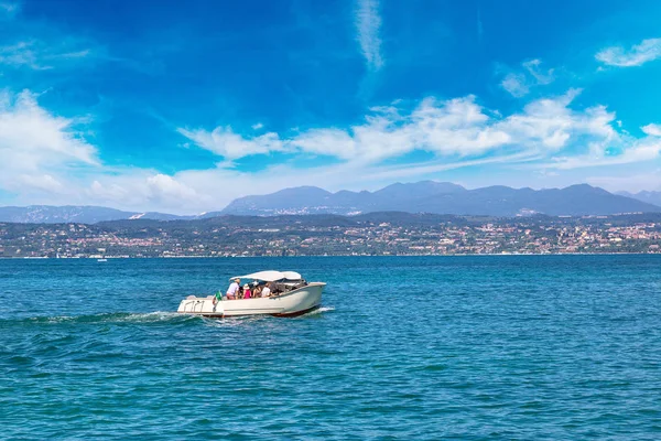 Barca sul lago di Garda — Foto Stock
