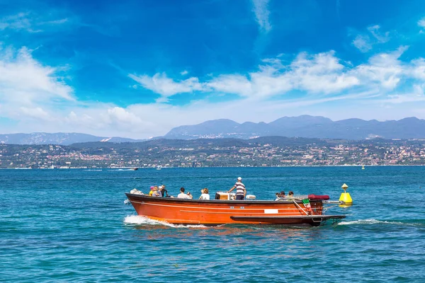 Barco en el lago de Garda — Foto de Stock