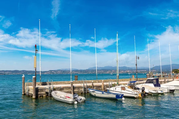 Hafen von Sirmione am Gardasee — Stockfoto