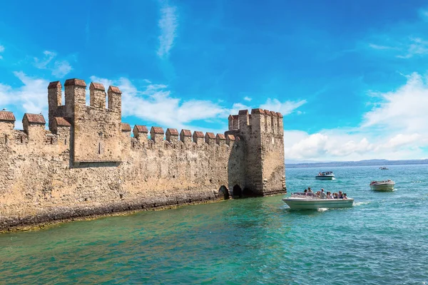 Scaliger castle in Sirmione — Stock Photo, Image