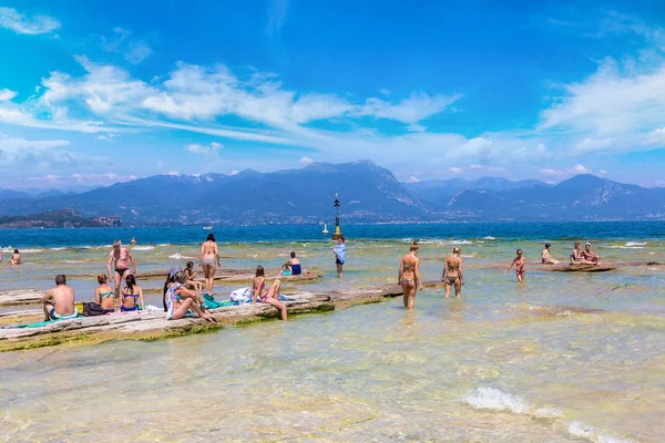 Lago de Garda y playa pública — Foto de Stock