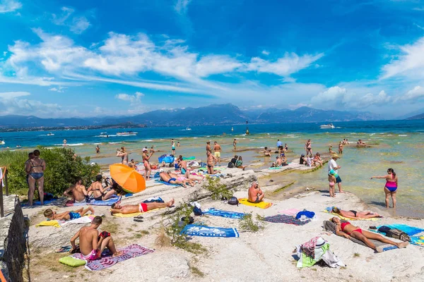 Lago de Garda y playa pública — Foto de Stock