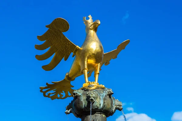 Фонтан и золотой орёл — стоковое фото