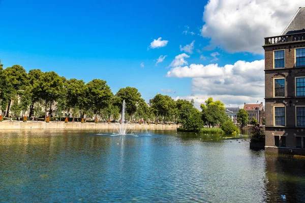 Binnenhof palace and fountain — Stock Photo, Image