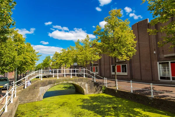 Kanalen i historiska delen av Delft — Stockfoto