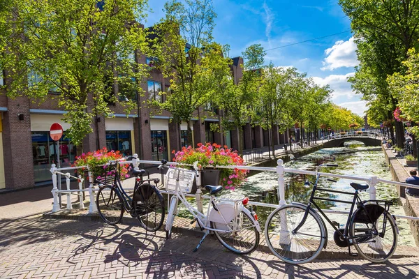 Biciclette sul ponte al Canal — Foto Stock