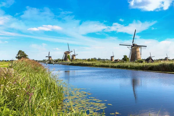 Větrné mlýny a canal v Kinderdijk — Stock fotografie