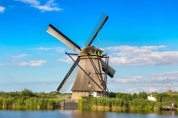 Větrný mlýn a canal v Kinderdijk — Stock fotografie