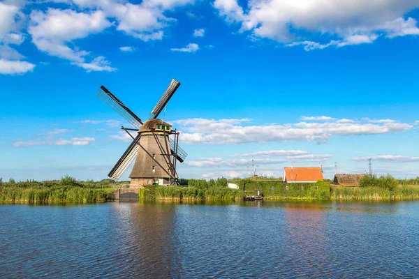 Yel değirmeni ve doğal kanalda