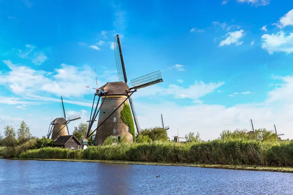 Větrné mlýny a canal v Kinderdijk — Stock fotografie