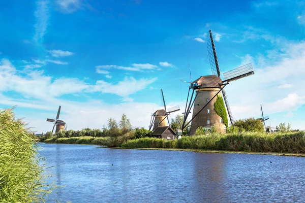 Větrné mlýny a canal v Kinderdijk — Stock fotografie