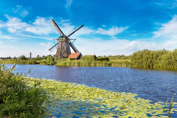 Mulino a vento e canale a Kinderdijk — Foto Stock