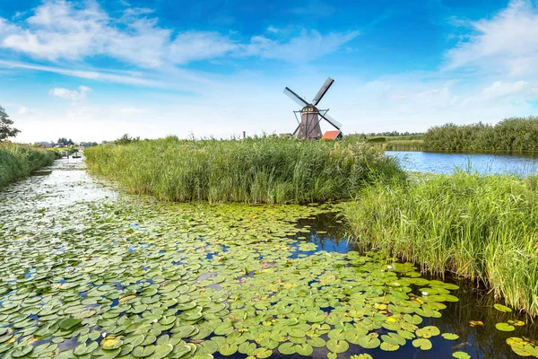 Větrný mlýn a canal v Kinderdijk — Stock fotografie