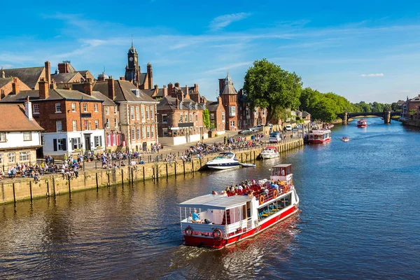 Nave e barche sul fiume Ouse — Foto Stock