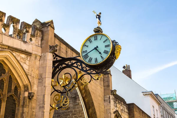 Horloge sur l'église Saint-Martin-Le-Grand — Photo