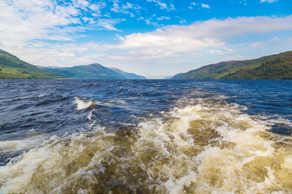 Sendero en la superficie del agua — Foto de Stock