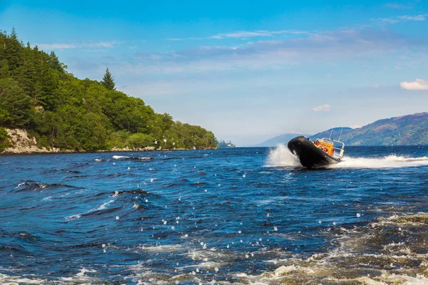 Speedboat on Loch Ness lake — Stock Photo, Image