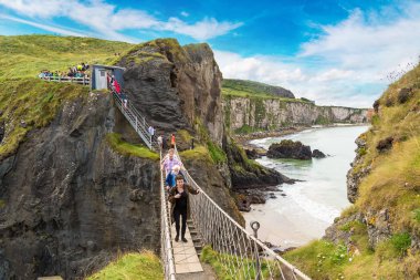 Carrick-A-Rede halat köprü insanlar