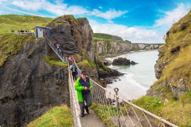 Carrick-A-Rede halat köprü insanlar