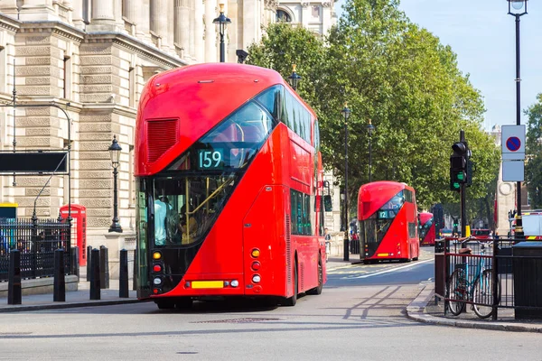 Modernos ônibus de dois andares vermelhos — Fotografia de Stock