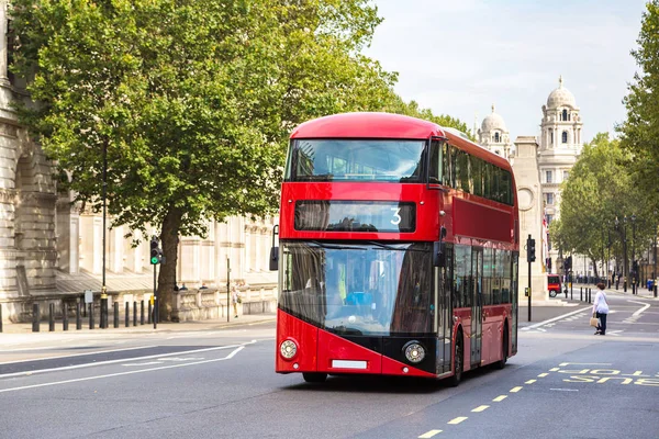 Moderne rode dubbeldekker bus — Stockfoto