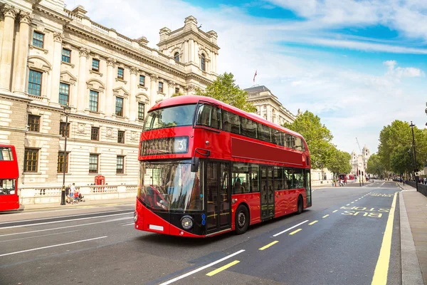 Modern kırmızı Çift katlı otobüs — Stok fotoğraf