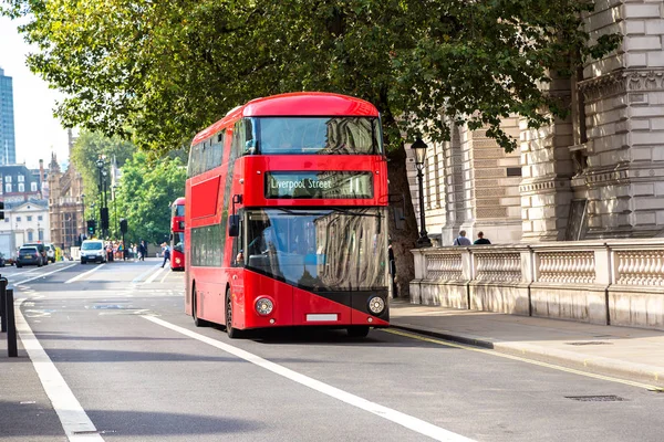 Moderno autobus rosso a due piani — Foto Stock